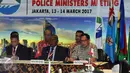 Kapolri, Jenderal Tito Karnavian (kanan) bersama perwakilan empat negara Melanesia Spearhead Group (MSG) menjawab pertanyaan usai pertemuan di Jakarta, Selasa (14/3). MSG, organisasi antar pemerintah negara Melanesia. (Liputan6.com/Helmi Fithriansyah)