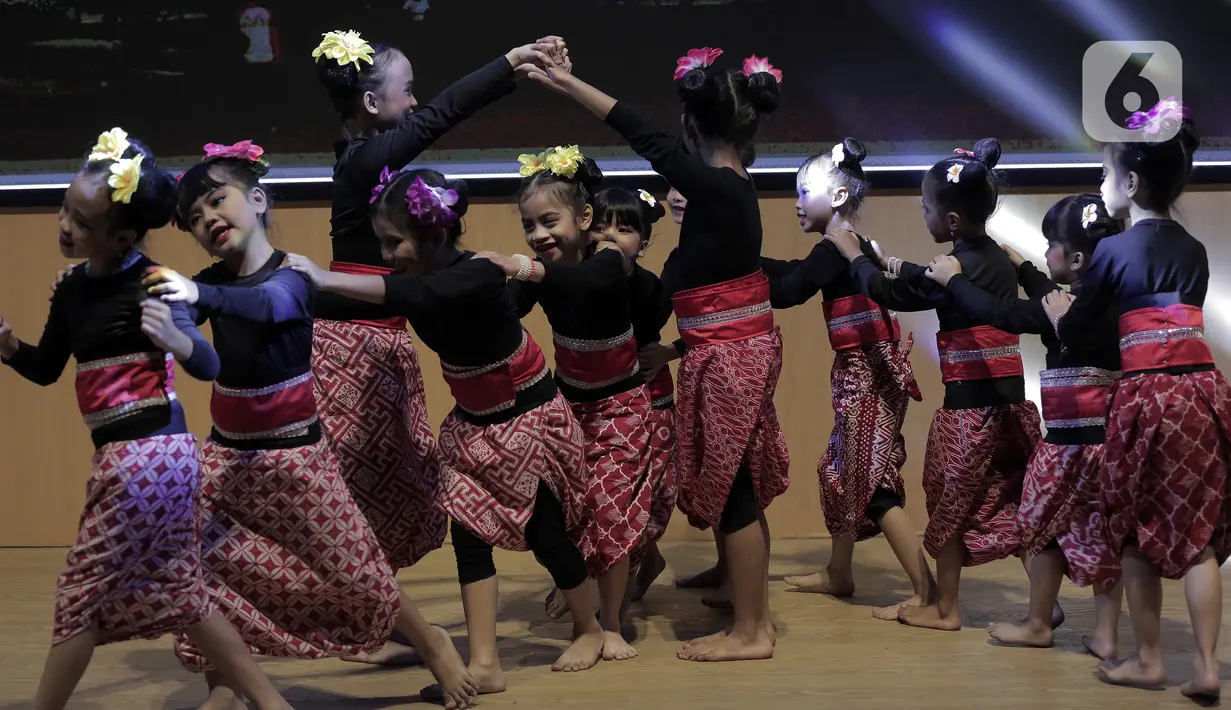 Anak-anak dan remaja tampil dalam drama musikal Bersama Lestarikan Indonesia (Bestari) di Aula Teater Museum Nasional, Jakarta, Sabtu (22/10/2022). Drama musikal Bestari dipersembahkan oleh Belantara Budaya Indonesia sebagai peringatan Hari Sumpah Pemuda. (Liputan6.com/Johan Tallo)