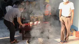 Asap dupa dipancarkan dari mangkuk di kuil China Yunnan saat persemayaman Kyal Sin, yang tewas dalam demonstrasi menentang kudeta militer, di Mandalay, Myanmar, Rabu (3/3/2021). Mahasiswa 19 tahun tersebut kepalanya tertembus timah panas yang diletuskan oleh petugas militer Myanmar. (AP Photo)