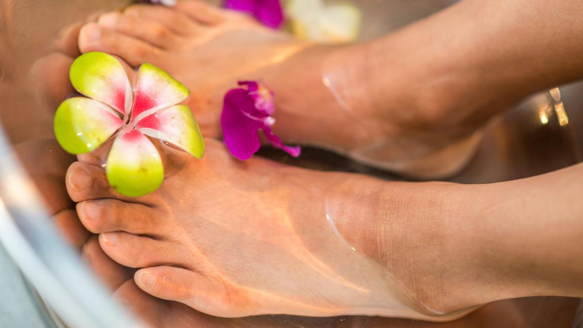 Manfaat Merendam Kaki dengan Air Garam, Bikin Rileks dan Sehat