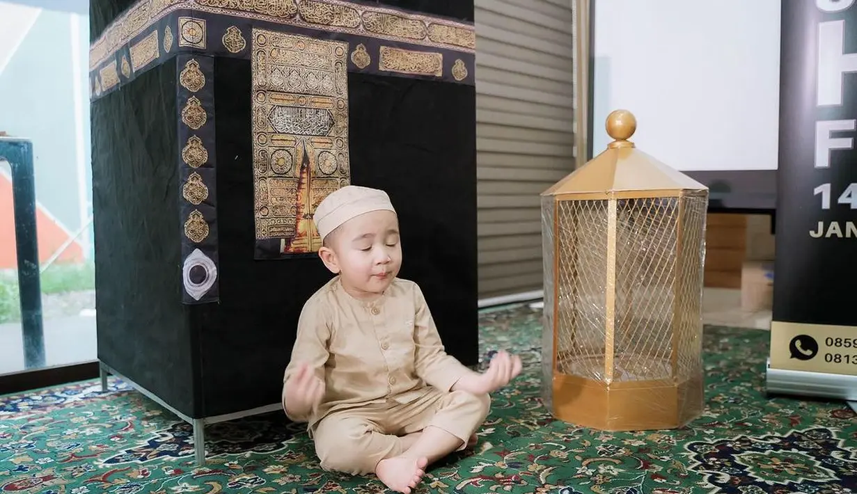 Rayyanza ikut manasik haji. [Foto: Instagram/raffinagita1717]