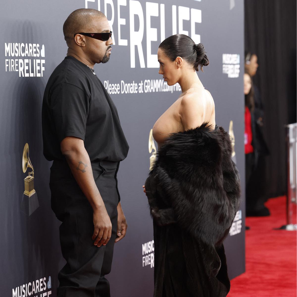 Detik-detik Bianca Censori Buka Jubah hingga Telanjang di Karpet Merah Grammy Awards 2025