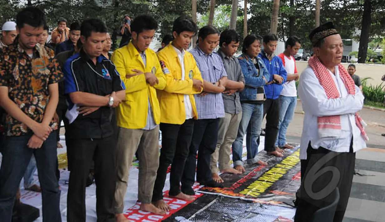 Aktivis pegiat anti korupsi saat melaksanakan ibadah salat Jumat di depan Gedung KPK, Jakarta, Jumat (30/1/2015). (Liputan6.com/Herman Zakharia)