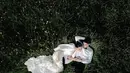 Kali ini keduanya tampil dengan gaya klasik romantis ala royal couple dalam busana bernuansa putih [@alyssadaguise]