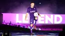 Gelandang baru Fiorentina, Franck Ribery menjuggling bola selama resmi dirinya di Florence, Italia (22/8/2019). Ribery  telah 12 musim Bersama Bayern Munchen dan menjuarai Bundesliga sembilan kali. (AFP Photo/Andreas Solaro)