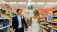 Pasangan ini melaksanakan Pre-Wedding di dalam supermarket (Sumber foto: Dailymail.co.uk)
