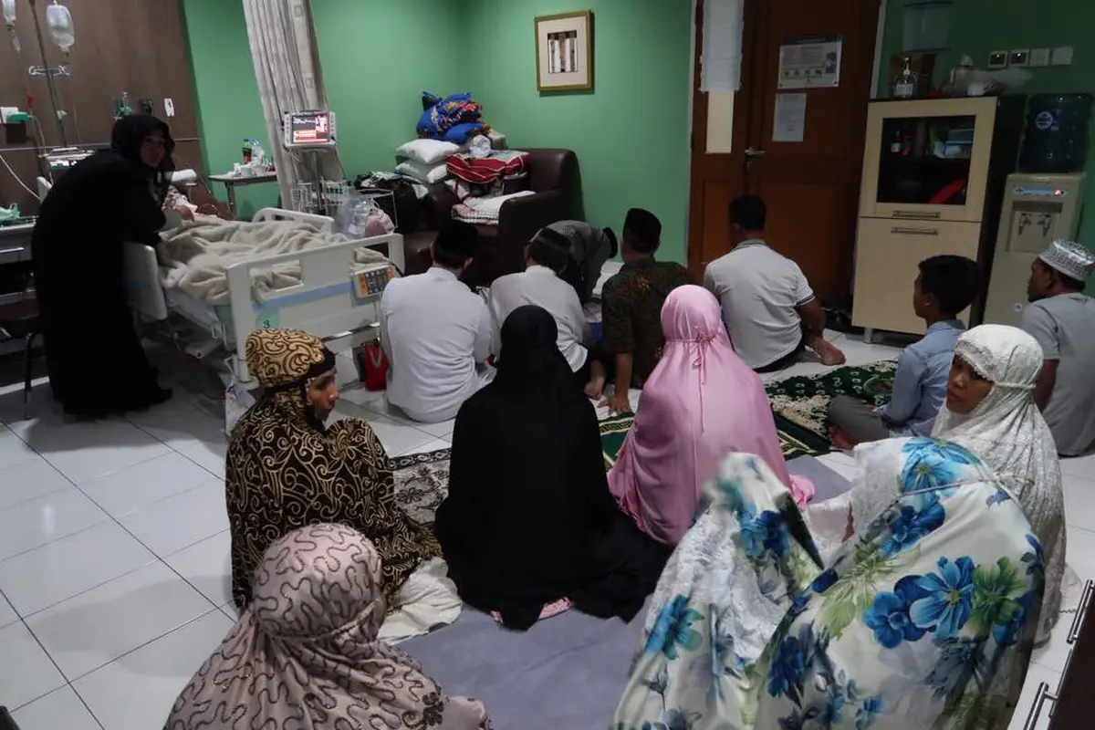 [Bintang] Salat dan Mengaji bersama di Ruangan Julia Perez