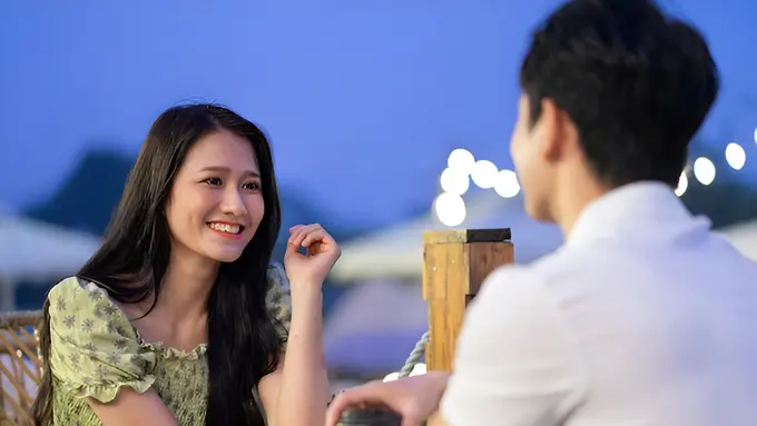 Sepasang kekasih sedang menikmati kopi di sebuah cafe (Foto Dok: Freepik/timeimage)