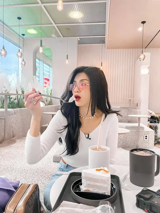 Tetap terlihat keren dengan busana kasual yang simpel, bintang FTV ini memang kerap tampil keren dengan busana bernuansa monochrome. Baik itu warna putih hingga hitam, penampilannya pun terlihat semakin bersinar. (Liputan6.com/IG/@furrycitra)