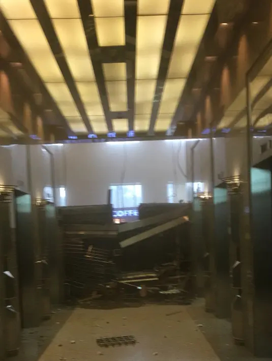 Reruntuhan balkon lantai 1 tower II Bursa Efek Indonesia (BEI) yang roboh, Jakarta, Senin (15/1). Puing dikabarkan menimpa sejumlah orang yang sedang berada di dalam gedung. (Liputan6.com/istimewa)
