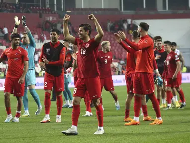 Para pemain Turki melakukan selebrasi usai melawan Wales pada pertandingan grup D kualifikasi Euro 2024 di Samsun, Turki, Selasa, 20 Juni 2023. (Murat Akbas/Dia Images via AP)