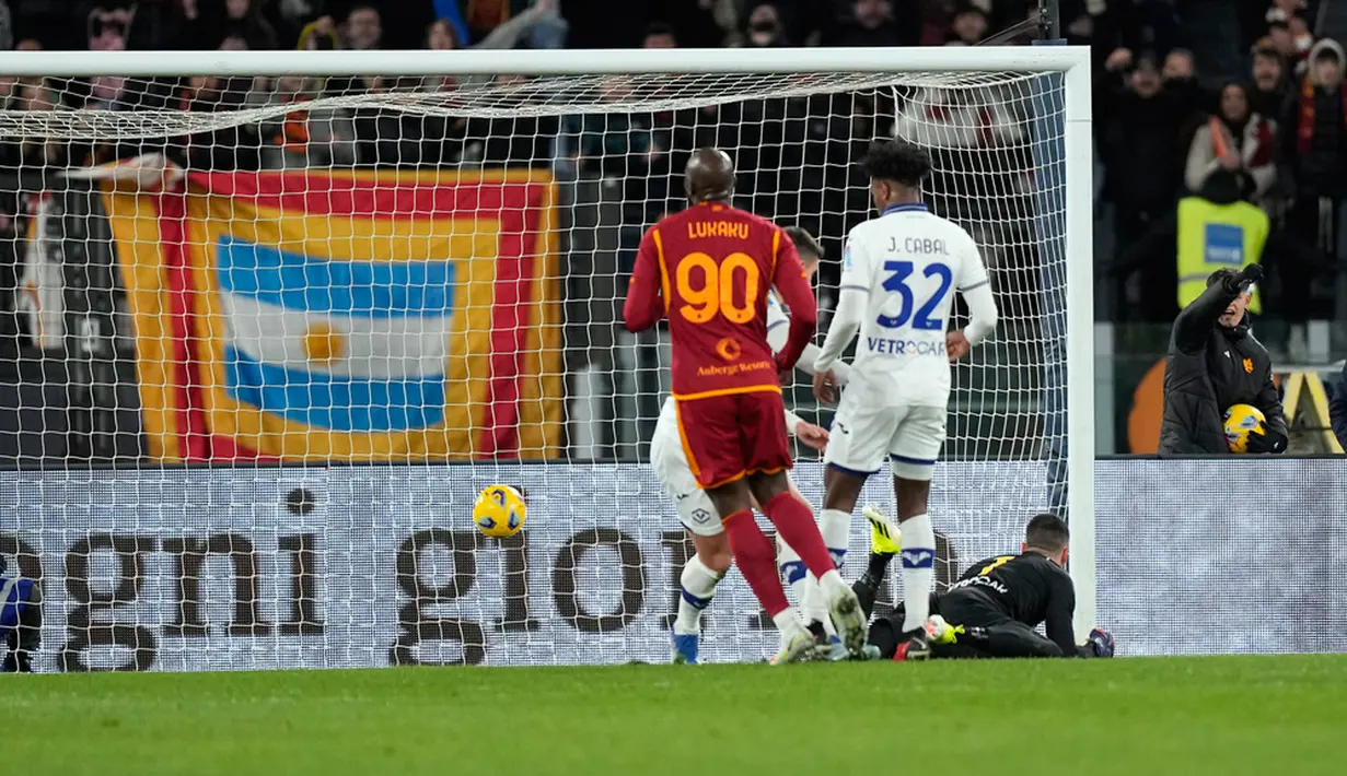 Hellas Verona mendesak AS Roma di sisa waktu. Tapi AS Roma berhasil membendung tamunya itu. (AP Photo/Andrew Medichini)