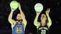 NBA All Star untuk pertama kalinya mempertemukan juara kontes tripoin NBA 2023, Steph Curry melawan juara kontes tripoin WNBA 2023, Sabrina Ionescu. Kompetisi tersebut merupakan rangkaian NBA All Star 2024 yang berlangsung di Gainbridge Fieldhouse, Indianapolis, Amerika Serikat, Minggu (18/2/2024) pagi WIB. Duel diawali oleh Sabrina Sabrina Ionescu yang berhasil mencetak 26 poin. Setelah itu, Stephen Curry yang ambil bagian untuk kompetisi menembak tiga poin. Pemain Golden State Warriors tersebut tercatat sukses melesatkan 29 poin sekaligus membuatnya mengalahkan Sabrina. (Foto kolase: AFP/Getty Images/Stacy Revere)