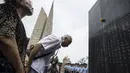 Seorang memberikan penghormatan untuk orang-orang yang gugur di Aviation Martir Memorial dalam peringatan 69 tahun kemenangan rakyat Tiongkok melawan Jepang di Perang Dunia II, Nanjing, (3/9/2014). (AFP PHOTO/STR)