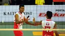 Pevoli putra Jakarta Pertamina Energy, Ayip Rizal (kiri) berbincang dengan Aji saat laga melawan Jakarta BNI 46 di Pertamina Proliga 2015, Dome Sport Balikpapan, (7/2/2015). Jakarta Pertamina Energy unggul 3 set langsung. (Liputan6.com/Helmi Fithriansyah)