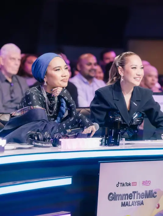 Di minggu pertama penjurian, Bunga Citra Lestari kenakan busana serba hitam rancangan Sean Sheila [@itsmebcl]