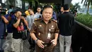 Kepala Kejaksaan Negeri Jakarta Selatan Sarjono Turin usai bertemu pimpinan KPK di Jakarta, (16/8). Kedatangannya untuk berkoordinasi sekaligus meminta bantuan tenaga ahli KPK dalam kasus penjualan di kawasan Permata Hijau. (Liputan6.com/ Helmi Affandi )