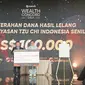 Jackie Chan Menyerahkan Cek $100.000 Kepada Hong Tjhin (Pembina Tzu Chi Sinar Mas)