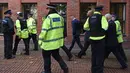 Pemain Everton, Wayne Rooney (tengah) dikawal Polisi saat memenuhi panggilan pengadilan Stockport Magistrates di Stockport, Inggris, (18/9/2017). Kehadiran Rooney di pengadilan karena kedapatan mengemudi saat mabuk. (AFP/ Paul Ellis)
