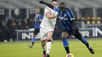 Striker Inter Milan, Romelu Lukaku, melepaskan tendangan saat melawan Cagliari pada laga Coppa Italia di Stadion Giuseppe Meazza, Rabu (15/1/2020). Inter Milan menang 4-1 atas Cagliari. (AP/Antonio Calanni)