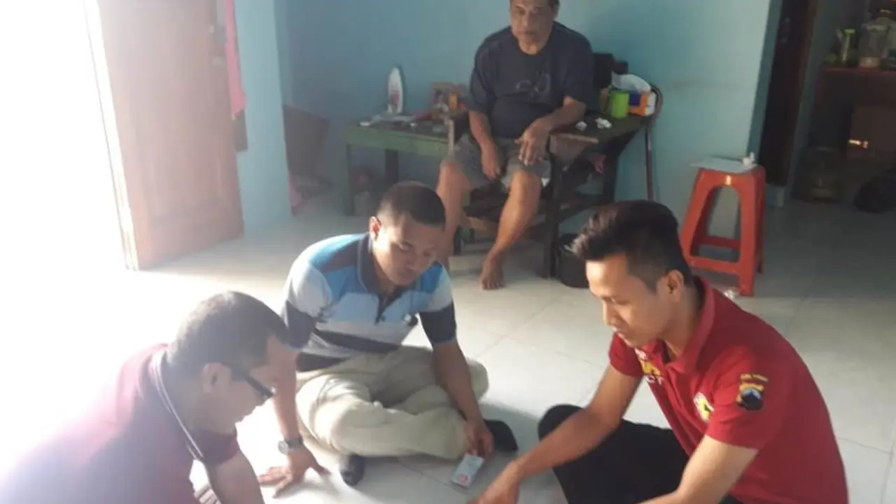 Petugas SKCK Polres Pemalangn mendatangi rumah penyandang disabilitas yang membutuhkan SKCK, dalam program SKCK on The Spot. (Foto: Liputan6.com/Polres Pemalang/Muhamad Ridlo)