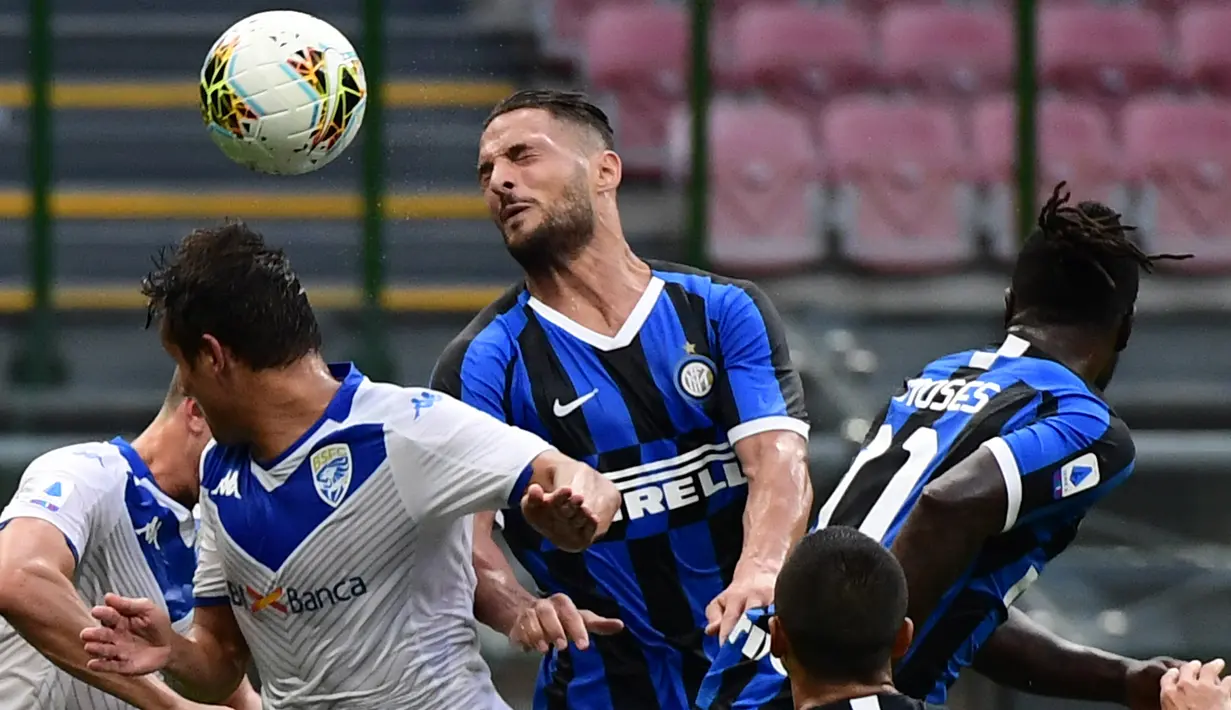 Bek Inter Milan, Danilo D'Ambrosio, berebut bola dengan pemain Brescia pada laga lanjutan Serie A pekan ke-29 di Giuseppe Meazza, Kamis (2/7/2020) dini hari WIB. Inter Milan menang 6-0 atas Brescia. (AFP/Miguel Medina)