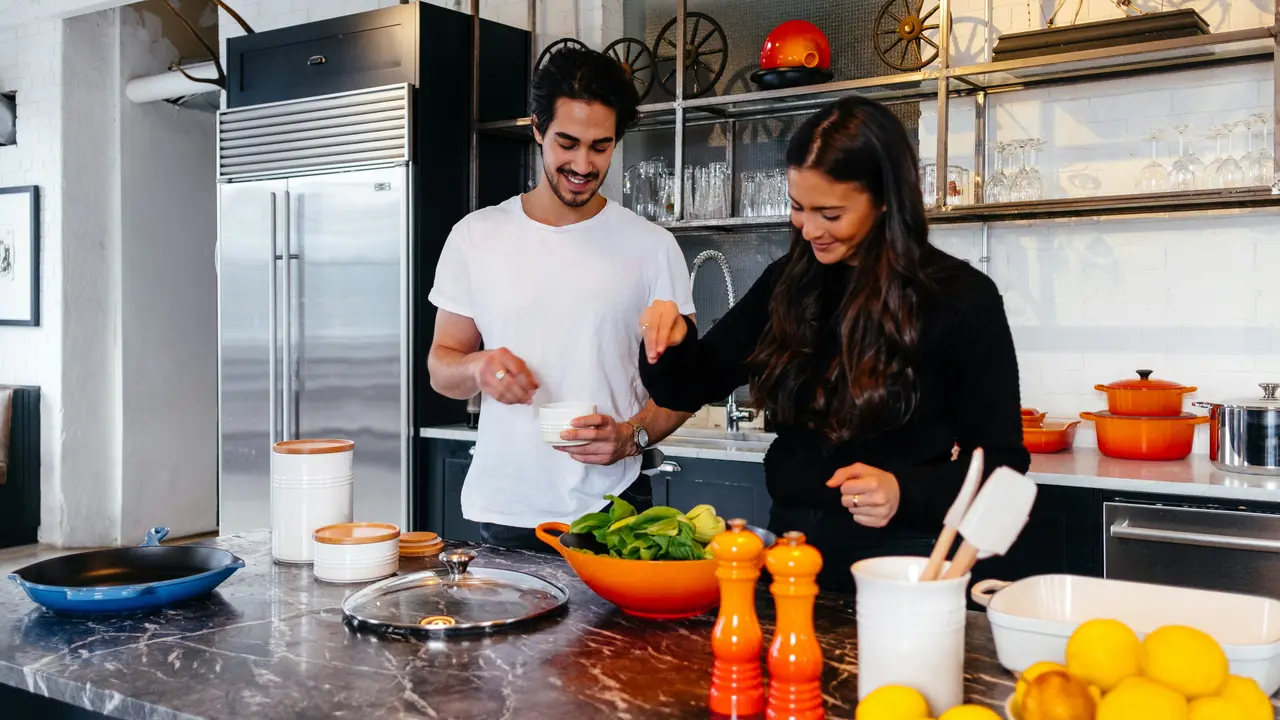 Memasak bersama bisa menjadi aktivitas yang seru dan romantis.