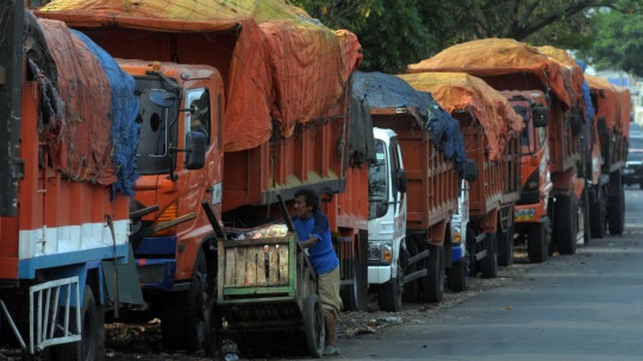 Akses ke Bantargebang diblokir, truk sampah DKI terlantar