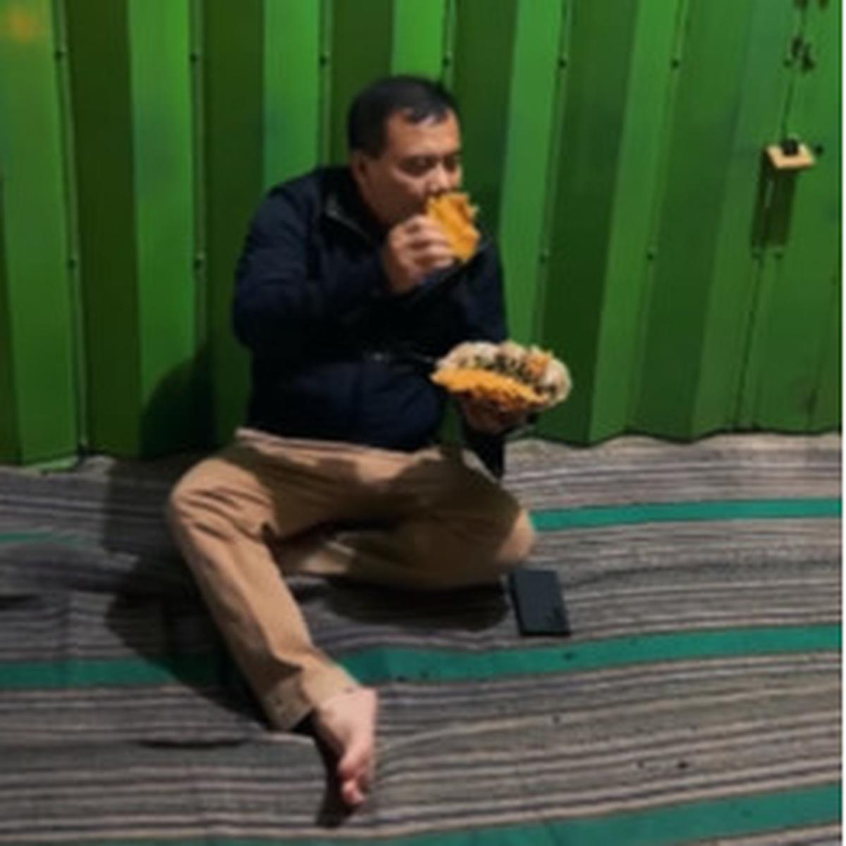 Pensiunan Jenderal Bintang Tiga Polri Awali Tahun Baru Makan di Pinggir Jalan