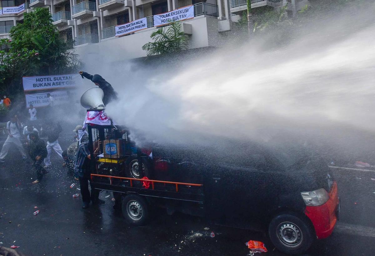 FOTO: Bentrok Saat  Eksekusi Pengosongan Hotel Sultan di Kawasan GBK