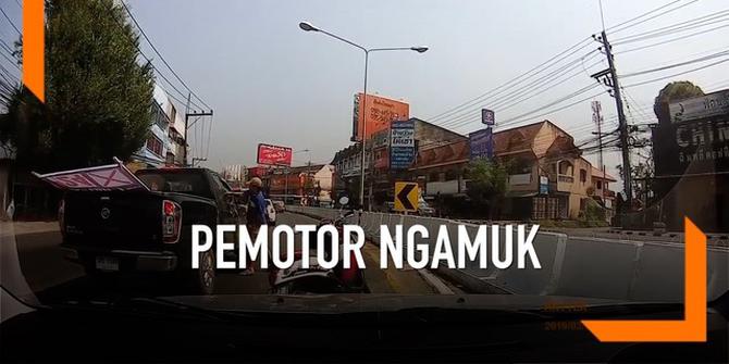 VIDEO: Tak Terima Diklakson, Pemotor Ngamuk Pecahkan Kaca Mobil