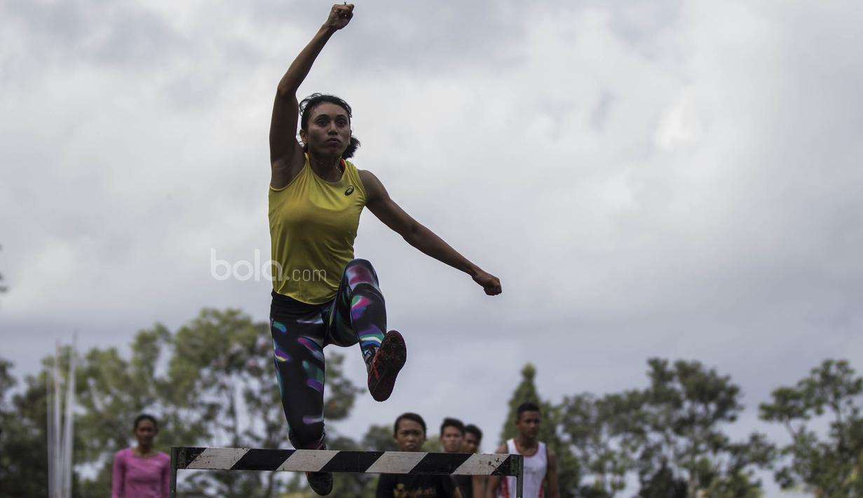 Atlet atletik Indonesia, Maria Londa, melakukan lompatan saat latihan jelang SEA Games 2017 di Lapangan umum Mengwi, Bali, Minggu (10/7/2017). (Bola.com/Vitalis Yogi Trisna)