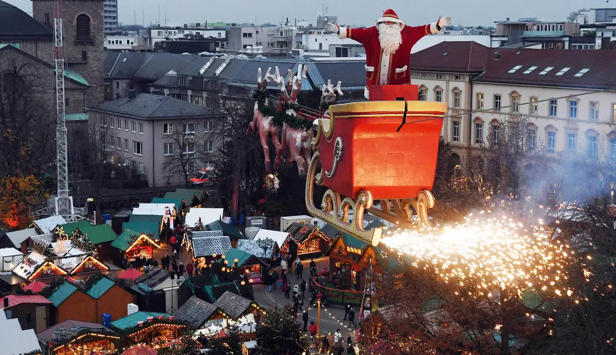 Falko Traber memakai kostum Santa Claus berada di kereta rusa di pasar Natal di Karlsruhe, Jerman selatan, (5/12).  (AFP Photo/dpa/Uli Deck /Germany Out)