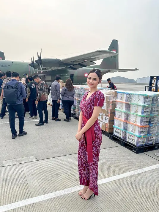 Dalam keterangan unggahan Syifa di Instagram, ia menyampaikan total  51,5 ton bantuan yang disalurkan dari hasil donasi yang diadakan para influencer Indonesia. [@syifahadju]