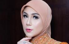 Marini Zumarnis Tampil Menawan Kenakan Songket Palembang Saat kondangan, Intip 7 Pesonanya