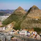 Kabupaten Anlong di China menjadi tujuan wisata populer berkat bukit-bukitnya yang menyerupai piramida. Kini, muncul konspirasi terkait bukit tersebut (Xinhua).