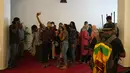 Seorang wanita berswafoto saat orang-orang memadati kediaman resmi Presiden Gotabaya Rajapaksa untuk hari kedua setelah diserbu di Kolombo, Sri Lanka, Senin (11/7/2022). (AP Photo/Eranga Jayawardena)