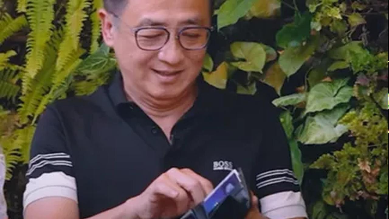 Ditantang Warganet Buka Isi Dompet