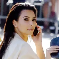 Kim Kardashian dan segala pesonanya (via dailymail.co.uk)