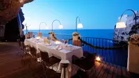 Makan Malam Romantis Memandang Laut dari Mulut Gua