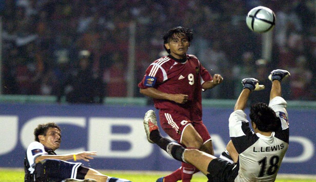 Ilham Jaya Kesuma saat beraksi di Tiger cup 2004 (HOANG DINH NAM / AFP)