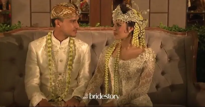 Raisa memakai siger atau mahkota pengantin Sunda yang bikin Hamish Daud makin tergila-gila (Foto: Capture Live Facebook Bridestory)