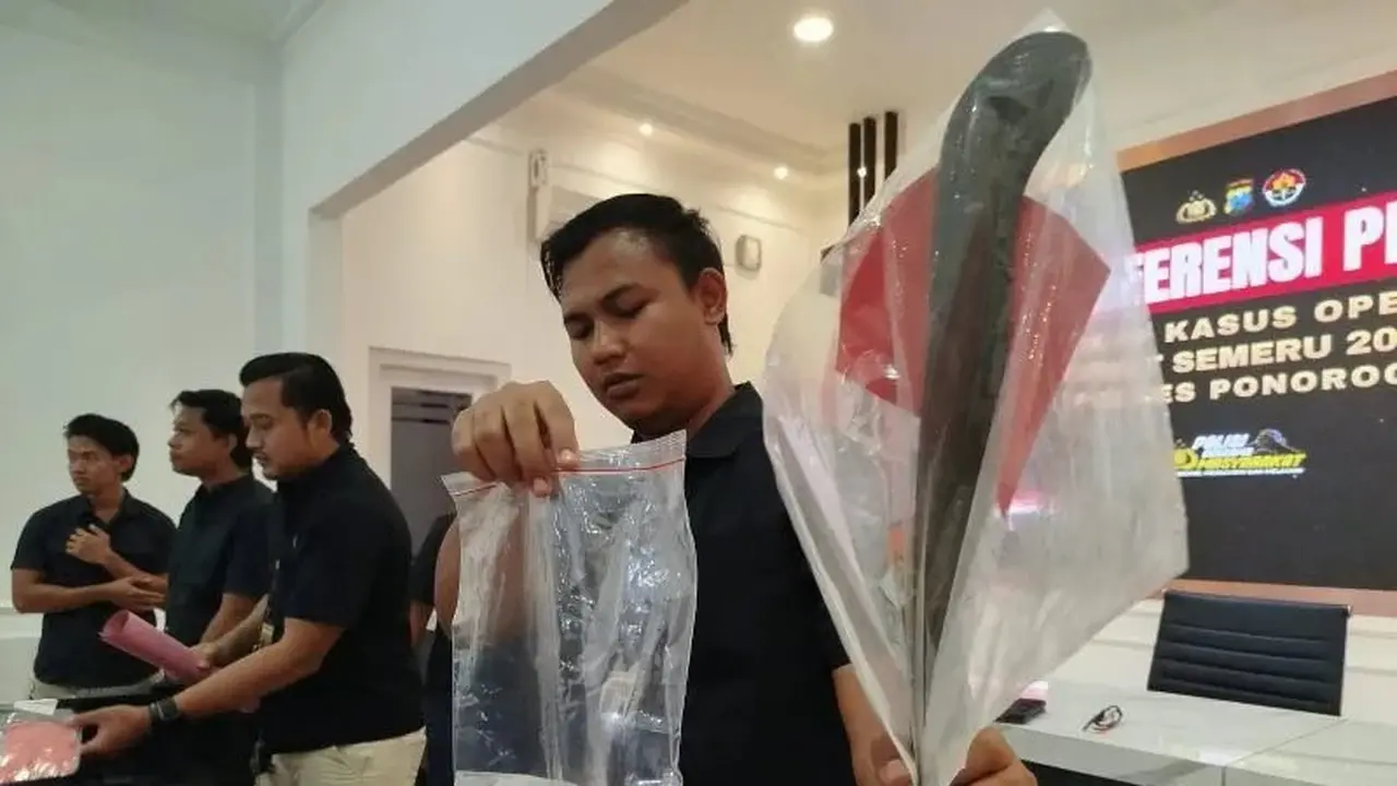 Sejumlah barang bukti ditunjukkan dalam konfrensi pers di Mapolres Ponorogo.