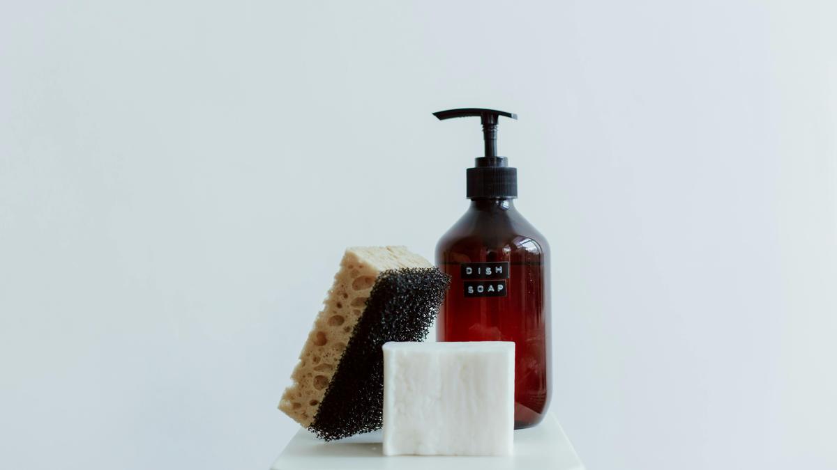 5 Cara Ampuh Membersihkan Kerak Membandel pada Piring Tanpa Bikin Tangan Kering