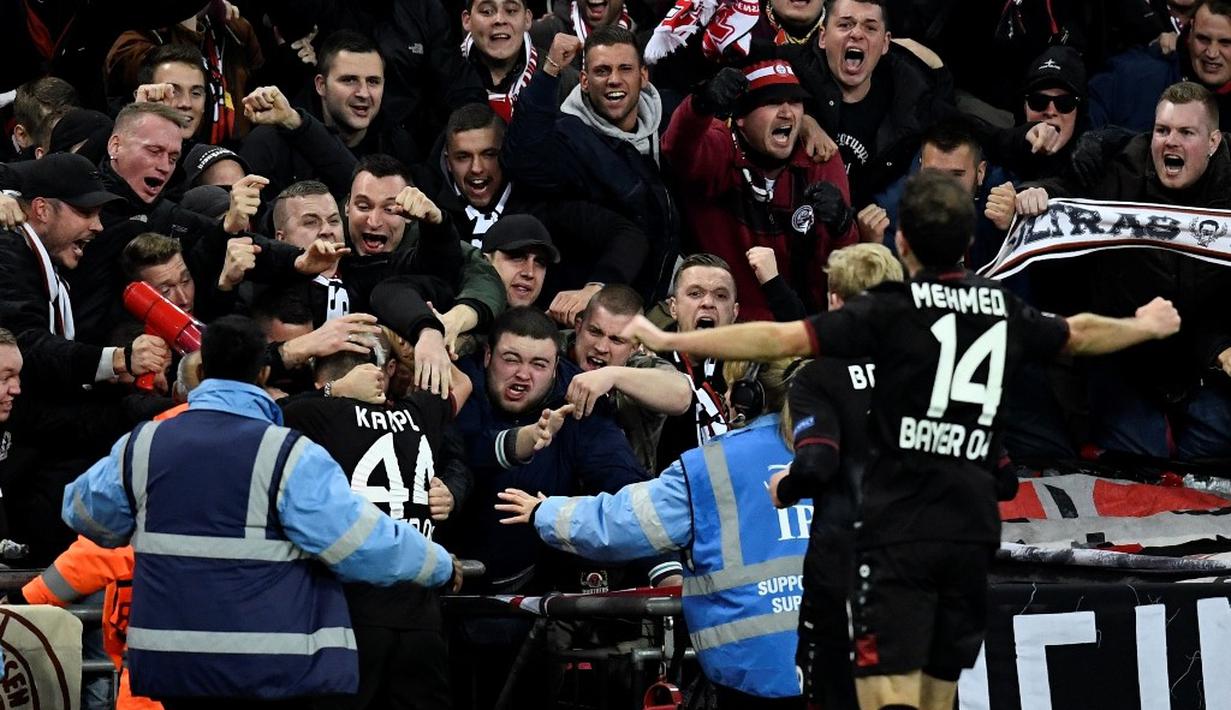 Pemain Bayer Leverkusen, Kevin Kampl, merayakan gol yang dicetaknya ke gawang Tottenham Hotspur dalam laga Grup E Liga Champions di Stadion Wembley, Kamis (3/11/2016) dini hari WIB. (Reuters/Dylan Martinez)