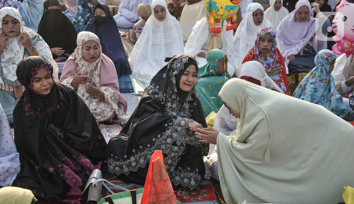 Warga halalbihalal usai salat Idul Fitri 1444 H di Pelabuhan Sunda Kelapa, Jakarta, Sabtu (22/4/2023). (merdeka.com/Iqbal S. Nugroho)