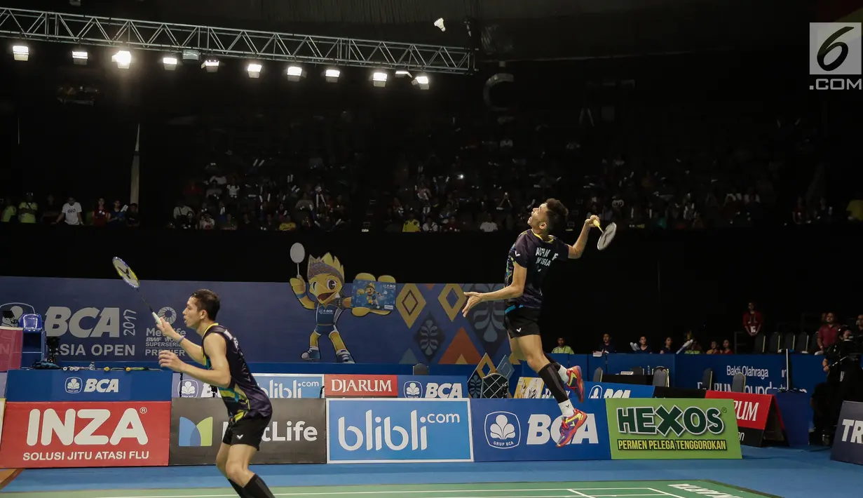 Ganda Putra Indonesia, Fajar Alfian melompat diudara saat memukul kok dalam babak perempat final Indonesia Open 2017 melawan Kittinupong Kedren/Dechapol Puavaranukroh (Thailand) di Jakarta, Jumat (16/6). (Liputan6.com/Faizal Fanani)