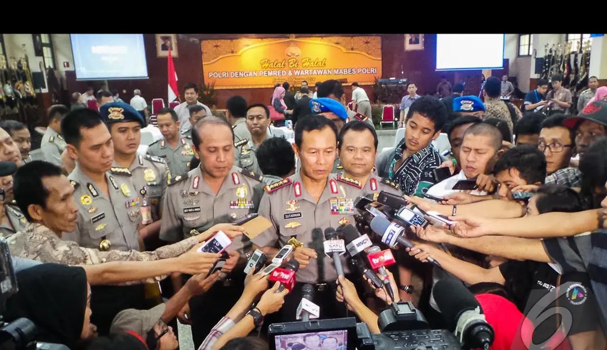 Sutarman merasa bersalah karena sering ditelepon maupun di sms oleh wartawan tidak langsung dibalas, Jakarta, Jumat (8/8/2014) (Liputan6.com/Faizal Fanani)