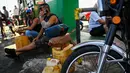 Warga antre untuk mengisi bahan bakar di sebuah pompa bensin di Havana, Kuba, 22 Maret 2022. Dalam beberapa hari terakhir mendapatkan bensin menjadi mimpi buruk di Kuba, sebagian besar karena rendahnya produksi dari pemasoknya di Venezuela. (YAMIL LAGE/AFP)