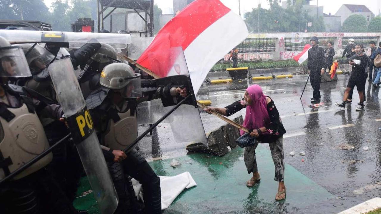 Bentrokan Panas Pengunjuk Rasa vs Polisi di DPR